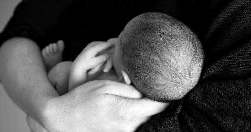 Apakah Mama Boleh Menyusui Bayi saat sedang Diare?